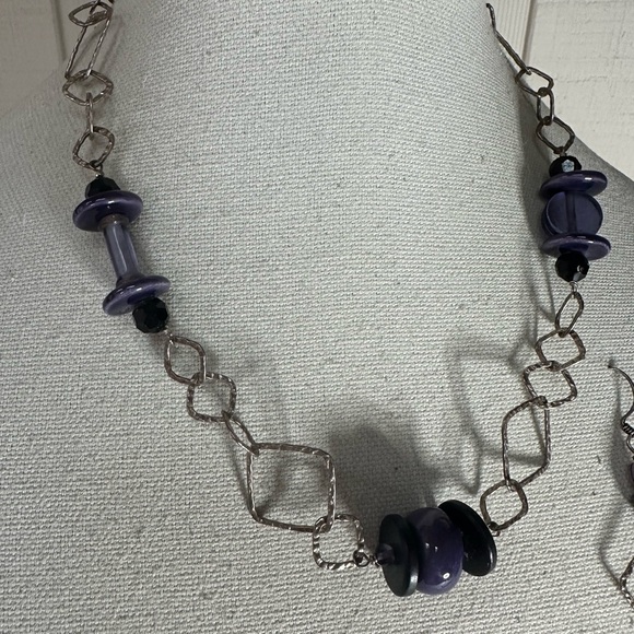 Hammered abstract vibe silvertone purple bead necklace - Picture 2 of 5